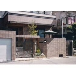 車庫と門柱の一体型の外構です。