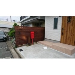 ハードウッドとポストとのコントラストを主張した外構