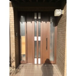 壁を壊さず1日で新しい玄関に！
