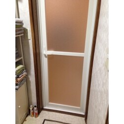 古くなって動きが悪い折れ戸をドアへ！