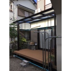愛知県豊橋市で洗濯物干し場が欲しいとのことから、テラス屋根＋デッキ工事をさせていただきました。お家の外観に合わせてブラウン系統でまとめて、屋根材は熱を遮りながら光を取り入れられる色をご提案させていただきました。直射日光が当たると洋服の色が抜けてしまったり、弾力が失われることがありますが、屋根を設置することで洋服が傷んでしまうことが少なくなります。長年住んでいき、毎日洗濯をすることを考えると特にwithコロナの中でお家で快適に過ごせる工夫はしたくなると思います、梅雨も空けて外で晩酌を楽しむことにも活用できると思います。