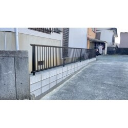 ブロックを積んでフェンスを建てました。