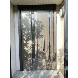 ＹＫＫＡＰドアリモという商品で玄関を閉めいていても風を取り入れる事が出来る通風仕様でカギは電池錠をご選択いただいています。