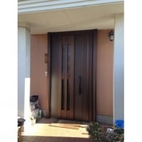 愛知県豊橋市で老朽化した玄関ドアを取り替えました。