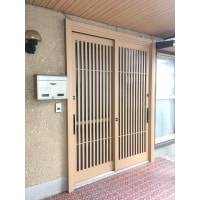 愛知県豊川市で動きが悪くなった玄関引戸を取り替えました。