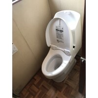 愛知県豊川市で自動開閉式のトイレに取り替えました。