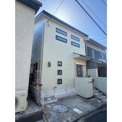 日々の劣化により外壁と屋根の劣化が見られたので、補修・塗装のご依頼をいただきました。外壁・屋根塗装の他に、雨樋やシャッターボックス換気フード他の塗装もさせていただきました。