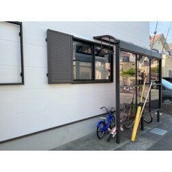 壁を補修し、自転車用テラス屋根を付けました。
