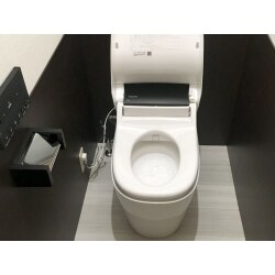 トイレはマットブラック、リモコンもブラック、腰壁パネルはブラウン系、床材はホワイトでカッコイイ空間を演出致しました。