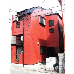 赤いタイル調の壁に変え、イメージを一新しました。