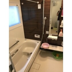 ダークブラウンを基調とした浴室へとなりました。