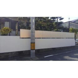 塀を少し低くし、フェンスを取り付けました。