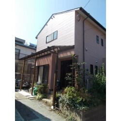 外壁を新たに塗り替え、玄関周りには雨よけ対策をしました。