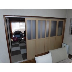 「折戸引戸」という３セットの折戸のうち、1セットだけ引戸になる商品をお勧めしました。