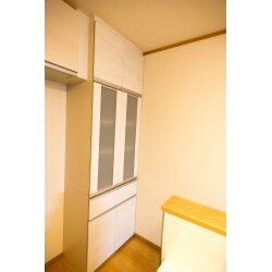 戸建てキッチンにLIXIL製収納棚を設置しました
