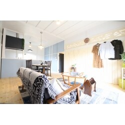 暖かな瀬戸内の海岸が似合う、海沿いのカフェのような平屋建て建物にリノベーションしました。
