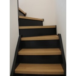踏板と蹴上の板の色が違うオシャレな階段
