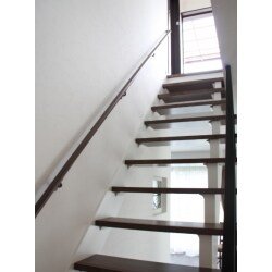 リビングとキッチンの間にある階段はストリップ階段にし１つの空間として取り込みました。