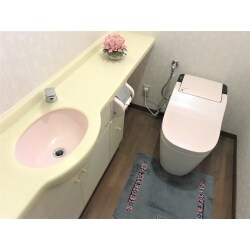 新しいトイレで、トイレ空間がスッキリ明るく！
とてもキレイにお使いだったので、内装は現状を活かし、便器のみ交換となりました。
