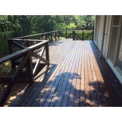 こんなにつややかな広々デッキで、BBQをしたり、
お気に入りのテーブルとイスを置いてお茶を飲みながら読書なんていうのもいいですね。