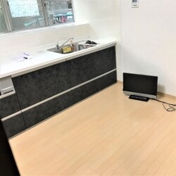 壁紙とキッチンボードはホワイト、キッチン本体はブラック系で、モノトーンで落ち着いた印象です。
大きな窓からはしっかりと採光があります。
床はワックス不要のハードコートが施され、キズや汚れに強いキッチンに適した床です。
明るいお色味で、キッチンの印象をより明るく広々した雰囲気に演出してくれます。

