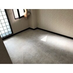 床はお部屋の印象を決めるので、壁紙とのコーディネートや、A様のお好みをお伺いし、大理石調のクッションフロアを採用しました。ワンちゃんとの暮らしでは、どうしても床の汚れが気になってしまいます。この素材なら、サッと拭くだけでキレイを保てます。また、フローリングに比べて、大切なワンちゃんの体への衝撃が軽減されて、ワンちゃんの室内での思わぬケガを防ぐことができます。