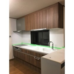 S様のご要望を組み込んだ、使いやすさ抜群のキッチンです。
本物の木のような質感の扉柄が落ち着いた雰囲気で、元々のフローリングの床ともよく合っています。
S様が設置をご希望された電動昇降乾燥機の位置も、S様の日常の作業姿勢に配慮した位置に設置するなど、きめ細かくプランを立てました。
リフォーム後、S様からは収納力や衛生面などでとてもご満足頂きました。
