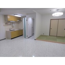 壁を可能な限り撤去し、和室を半分にして、
残り半分をLDKに取り入れ広いLDKになりました。

和室は小上がり風にし、
大建工業(株)様のここち和座を敷き詰め、
クロスはY様のご希望で漆喰調のもの、
襖も新しく張替え、美しく変身しました。

廊下とLDKの間の内装ドアは、
長く使える耐久性に加え、
住空間に開放感を与えるという
新しい概念のインテリア建材、
パナソニックのベリティスプラスを
ご採用頂きました。

キッチンも廊下側と本体左側の壁を撤去し、
オープンに。
以前と比べるとかなり広く明るく感じられます。



