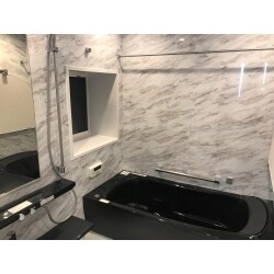 築年数の経過により、水廻りの傷みを気にされていたA様。快適さ、上質さ、おそうじ性の良さのすべてを兼ね備えたリフォームが完成しました。まるで高級ホテルのバスルームと洗面ドレッシングのような仕上がりに、とてもご満足頂きました。