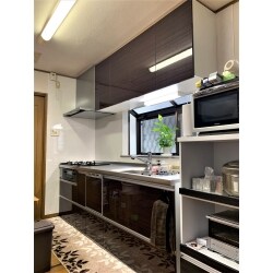 奥様念願のキッチンリフォームが完成しました。家事の時短、おそうじ性の良さにこだわった納得のキッチンです。リフォームを機に買い替えたキッチンボードとのコーディネートもバッチリです。