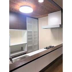 使いづらい動線のキッチンにお悩みだったK様。女性プランナーとご一緒に、使いやすくてお料理が楽しくなるようなキッチンをプランニングさせて頂きました。収納力もたっぷりで、明るく開放感のあるキッチンが完成しました。