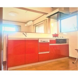 シンプルでスタンダードでありながらも、最新設備にこだわり、自分好みにカスタマイズできるPanasonicリビングステーション「Vスタイル」をご採用いただきました。”スキマレスシンク”で使い勝手が良く、キッチンがパッと明るくなりアクセントにもなる「ファインレッド」で日々の料理も楽しくなります。