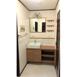 あかるくあたたかな北欧風空間となっております。
コンパクトでどんな場所にでもなじみ、毎日の身支度をスマートにできる水廻りとなりました。
色使いやタイルデザイン、身長に合わせた鏡やシェルフの位置などを高くしたりとＫ様オリジナリティ溢れる空間となりました。