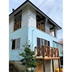 都内でお暮しのＳ様ご家族。別荘としてお使いのお家をいずれは移住しご夫婦でゆったりと快適に暮らしたいとのことで２階にありましたキッチンを1階へ移動、水廻りを1階にまとめることで住みやすさを考慮したプランニングをさせていただきました。2階はお子様ご家族が遊びにこられた際のくつろぎスペースへ。出窓を掃き出し窓に変更しウッドデッキを新たに作りあたたかな光が差し込むLDKとなりました。