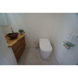 白を基調にし、天然木を使うことであたたかみのあるトイレに大変身！