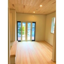 木の香りに包まれたカフェスタイルをイメージとし、お家全体に木の温かみが伝わります。天井に杉の羽目板、壁に漆喰、床にヒノキの無垢を使用しております。杉は柔らかく風合いも良いので床材のヒノキの相性も良く、日本の伝統的な木材に囲まれた空間が広がり、また香りも癒されます。窓は4枚の断熱性・気密性のあるオープンウィンで外にはセランガンバツのウッドデッキを施工。木の雰囲気を味わいながら四季の景色を楽しんで頂ける空間となりました。