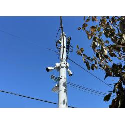 敷地内の電線引込ポールに防犯カメラとセンサーライトを設置しました。

夜間はライトが自動点灯します。

逆光補正・動体検知などの機能が付いた５メガピクセル対応の高画質カメラです。赤外線機能搭載、防塵防滴、耐衝撃設計。様々な環境でも安定したパフォーマンスを発揮します。