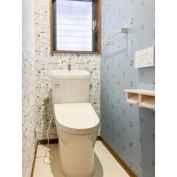 可愛いクロスのトイレ空間にリフォーム