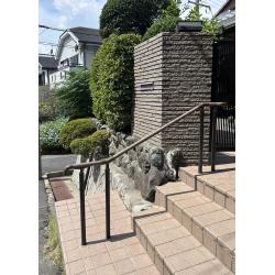 ご自宅の表門・裏門ともに敷地と道路に高低差があり、階段になっていました。

手すりを取り付けることで、安全に昇り降りできるように計画しました。