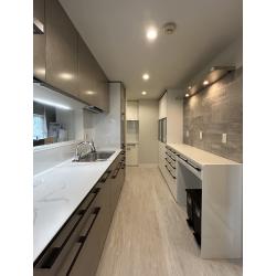 キッチンが古くなり「食器乾燥機の故障」「扉の不具合」「換気扇の故障」など、不具合が増えてきました。収納計画なども見直して、キッチンをリニューアルしました。