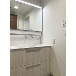 壁の埋込収納を撤去して、小物類をミラー内部と引き出し内部に収納できるようにしました。

洗面化粧台の機能性が上がり、スッキリしました。