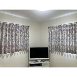 華やかなフラワープリントのカーテンに取替えました。

カーテンが部屋のアクセントになり、柔らかく優しい空間になりました。