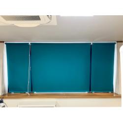 診療室のロールスクリーンを取替えました。アクセントカラーのターコイズブルーが映え、明るい空間を演出しています。