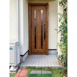 玄関ドアと浴室の入口ドアをリフォームしました。どちらも経年劣化の為、開閉不良でした。毎日使用するドアの為、ご不便を感じられていました。リフォーム後はデザイン性も向上し、安心安全のドアで快適にご使用いただいております。