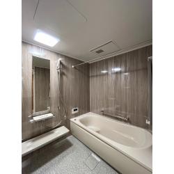 ご実家が近く、通勤に便利な場所に築36年のマンションを購入されました。

最上階の見晴らしの良いお部屋で、大きな窓から差し込む光がとても綺麗です。

古くなった設備機器を一新し、ホテルライクなお部屋がご希望でした。