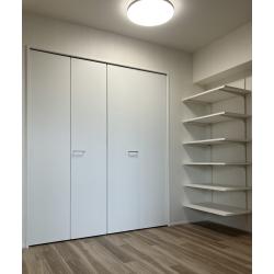 部屋に収納がないため、リフォーム前は、タンスやハンガーラックを使用されていました。置き家具での収納スペースの確保も良いですが、見える部分にデッドスペースが増え、部屋に圧迫感がでてきます。

構造的に撤去が難しい梁（はり）や柱部分を取り込み、クローゼットを新調しました。隠す収納（クローゼット）と見せる収納（可動棚）を設置。

クローゼット内は洋服や荷物など、たくさん収納可能です。自由に高さを変えられる可動棚も設置しました。開放的で何色にも合わせやすいホワイト色で統一しています。