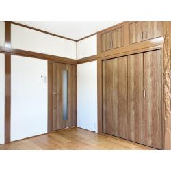 2階の和室を寝室にするため、洋室に改装しました。工法は大きく分けて２種類あります。柱や梁を室内側に露出させる「真壁工法」。柱や梁などを壁内に隠す「大壁工法」。今回は真壁工法でのリフォームです。