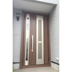 新築時から使用しているドアに少し不具合が出てきました。不具合部分（ドアハンドル・シリンダー・ドアクローザー）の取替えも検討しましたが、リフォームタイプの玄関ドアに取り替えることになりました。
リクシルの「リシェント玄関ドア3」を選定。木目とアルミのツートンカラーで、おしゃれな玄関ドアになりました。
親扉のガラス部分が開閉するので、施錠した状態で採風でき、便利で安全です。
オプションでタッチキーを選択したので、鍵の開閉がボタン一つで可能になりました。