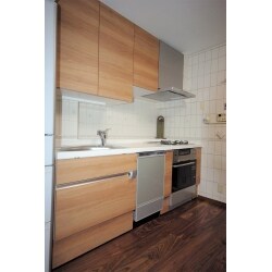 マンションの改装工事です。
キッチンは機器類がまだ新しく可能な限り再利用しました。
奥様お気に入りのタイルも解体時に傷めることなく再利用できたので大変喜ばれていました。
床仕上げ、建具はできる限りバリアフリー設計で計画しました。
工期は約25日です。