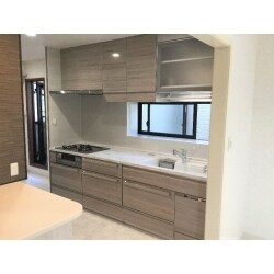 対面カウンターをなくして、ダイニング+キッチン+書斎の3つのスペースに一体感が生まれました。
部屋の中央にセンターカウンターを設けることで、モバイル機器の充電、買ってきた物の一時置きや配膳が便利になりました。
キッチンは人工大理石を使用し、扉とキッチンパネルはホーロー製で汚れや傷に強く、マグネットの小物なども取り付けることができ、とても便利です。